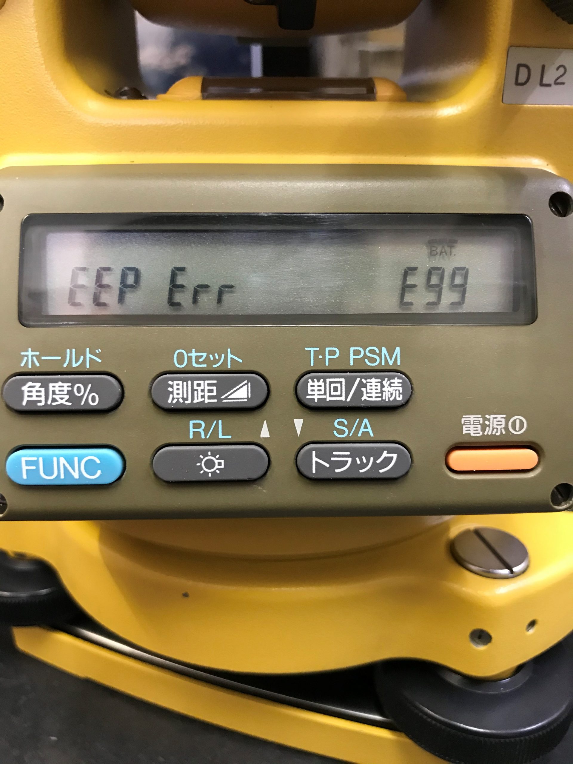 トプコン トータルステーションCS-20A Ｅ９９表示の修理 - 有限会社湘南通商 │ 測量機専門店（レンタル・点検調整・修理・販売）